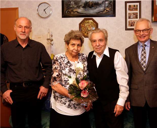 Die Glückwünsche von der Orts- und Verbandsgemeinde überbrachten Peter Leßmann (links) und Udo Seifen (rechts).