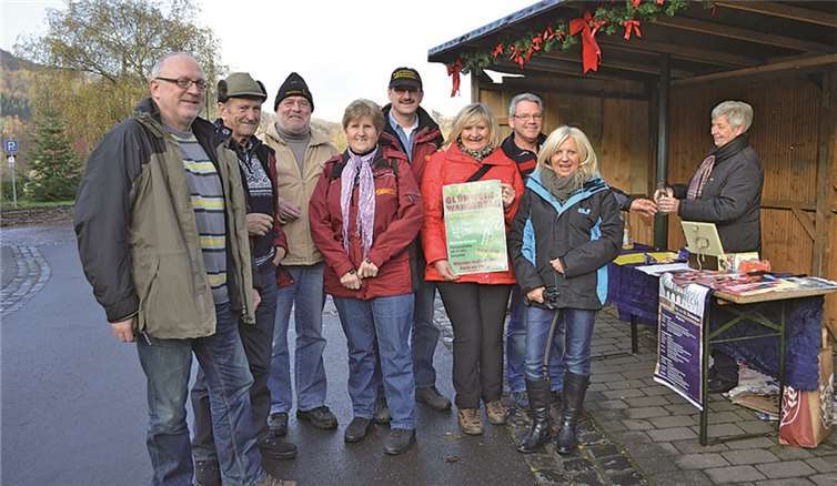 Die Glühweinwanderung in Rech lies sich das Ex-Prinzenpaar Aus Kempenich nebst Gefolge nicht entgehen.  Norbert J. Becker