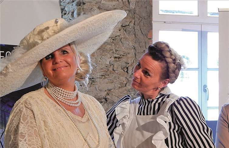 Die „Gnädige Frau“ (Stephanie Geifes) mit ihrem emsigen „Hausmädchen Mariechen“ (Heike Kamp).