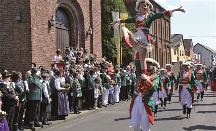 Die Godesberger Stadtsoldaten kamen sogar mit ihrem Tanzmariechen.