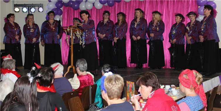 Die Gönnersdorfer Möhnen mit Sitzungspräsidentin Manuela Ott konnten über ein volles Haus freuen. Fotos: WER