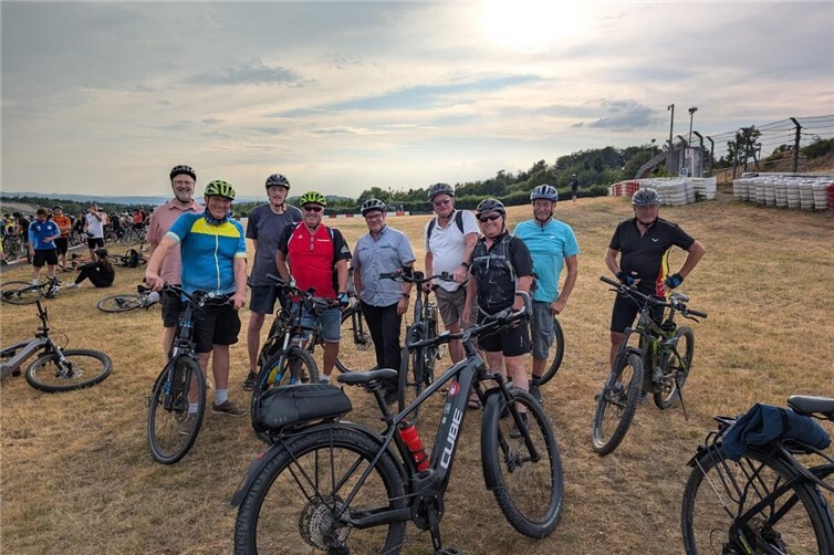 Die  Gönnersdorfer Teilnehmer am Rad- und Lauftreff vor dem Start