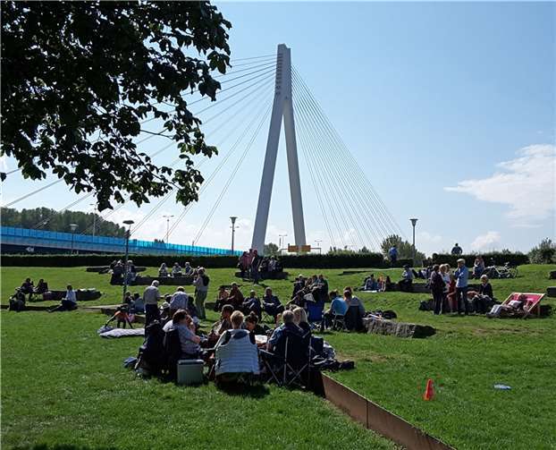 Die Goethe-Anlagen werden zum Treffpunkt für Freunde und Bekannte, die sich dort zum Picknick in lockerer Atmosphäre verabreden.Quelle: StadtNeuwied