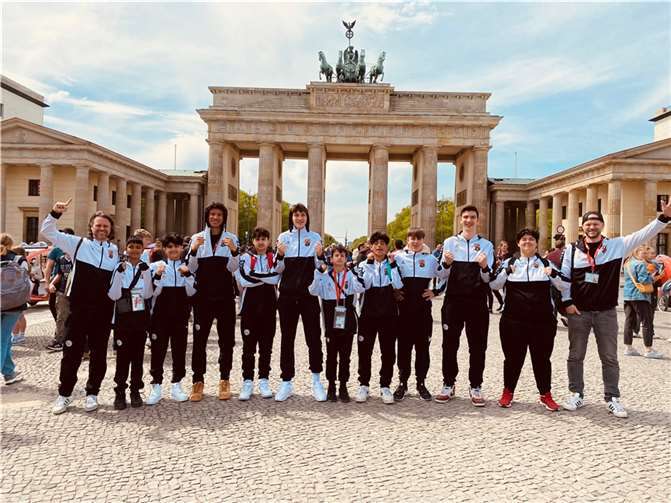 Die Goethe-Giants in Berlin: v.li. Julian Turek, Arun Arulnayagam, Yousef Arab, Max Stürz, Julian Türkyilmaz, Paul Baitzel, Philip Breitsohl, Milad Hosseini, Devin Menten, Batuhan Macuncu, Aleyna Türkoglu und Gunnar Ritter. Foto: Jugendtrainiert