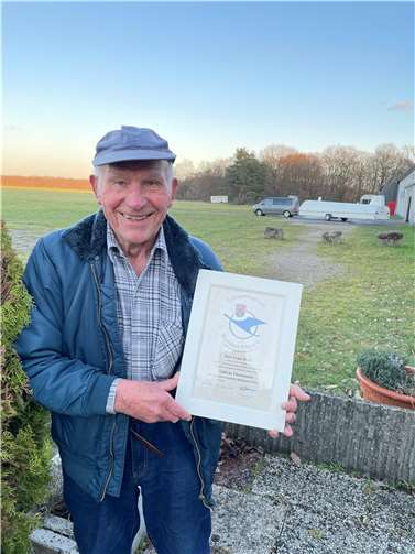 Goldene Ehrennadel für Franz Reiff Die Goldene Ehrennadel des Luftsportverbandes Rheinland-Pfalz e.V. wurde an Franz Reiff, Ehrenvorsitzender des LVM, verliehen. Fotos: Luftsportverein