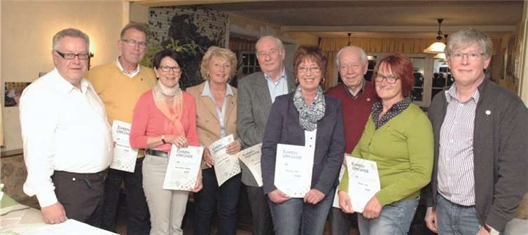 Die Goldene Ehrennadel für 50 Jahre Mitgliedschaft erhielten Mariele Raussen, Hannelore und Manfred Stetter, Johanna Nett, Bärbel Löhr, Rolf-Dieter Cremer, Rudolf Fischer und Peter Friedrich. -UM-