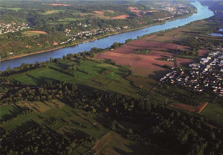 Die „Goldene Meile“ zwischen Remagen und Bad Breisig - hier das Gebiet südlich der Ahrmündung (unten) und Bad Breisig im Hintergrund. Rechts erscheint das östliche Neubaugebiet von Sinzig; auf der anderen Rheinseite flussaufwärts Dattenberg, Leubsdorf und Bad Hönningen. Klaus Göhring