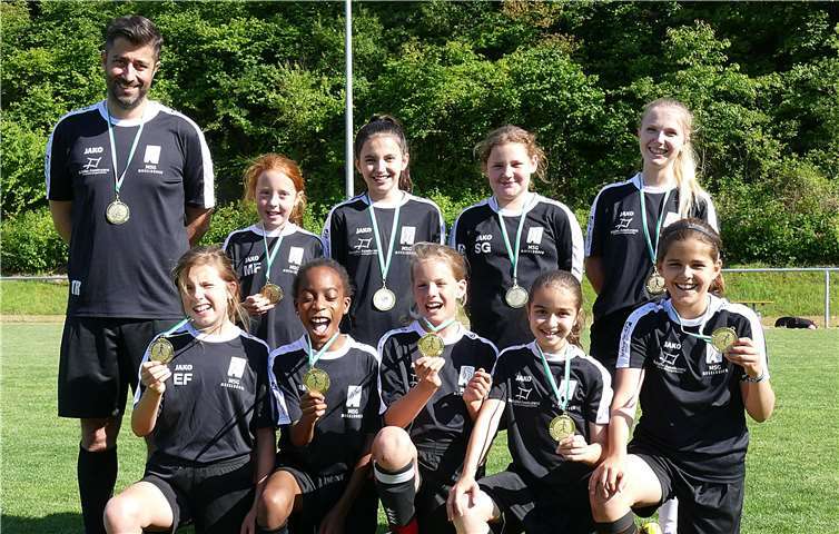 Die Goldmedaille zum Abschluss einer hervorragenden Saison – die E-Juniorinnen der MSG Moselbogen feiern die Kreismeisterschaft.Foto: Michael Wald