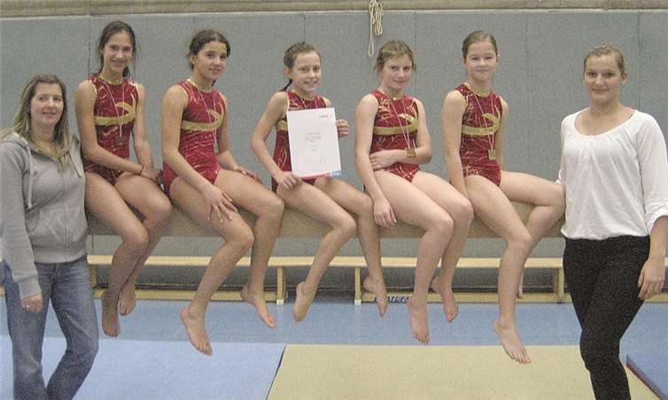 Die Goldmedaillengewinnerinnen in der Pflichtklasse Jahrgang 2001 und jünger: (v.l.n.r.) Trainerin Alexandra Gassen, Lara Henrichs, Yasmina Benabdallah, Alina Dinges, Annika Jung, Leonie Heinz, Trainerin Lisa Kraus. privat