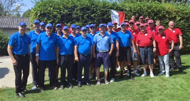 Die Golfer aus Bad Breisig (links in blauen Shirts) bezwangen im Rhein-Ahr-Ryder Cup ihre Gegner aus Bad Neuenahr-Ahrweiler (rechts in roten Shirts) mit neun zu sieben Punkten.