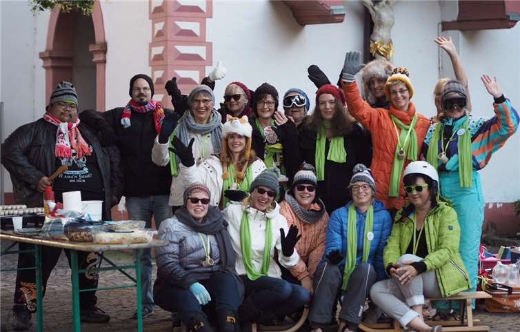 Die Gospel Voices St. Anna stellen sich der Wintergrill-Challenge und grillen bei sommerlichen Temperaturen in Winter-Klamotte. Privat