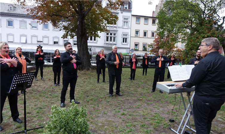 Die Gospelsong-Gruppe des örtlichen Kantors Thomas Schmidt begrüßte die Besucher draußen vor den Toren der Kirche. Fotos: Jürgen Grab