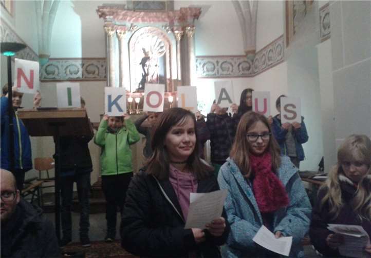 Die Gottesdienstbesucher begrüßten den Nikolaus mit dem Nikolausslied und seinem Namen.