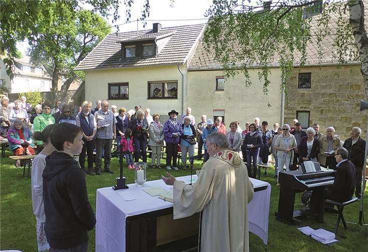 Die Gottesdienstbesucher feierten mit Pfarrer i.R. Hans-Peter Müssenich (i. Vordergrund) in diesem Jahr zum 30. Mal die Heilige Messe zum Himmelfahrtstag unter freiem Himmel. privat