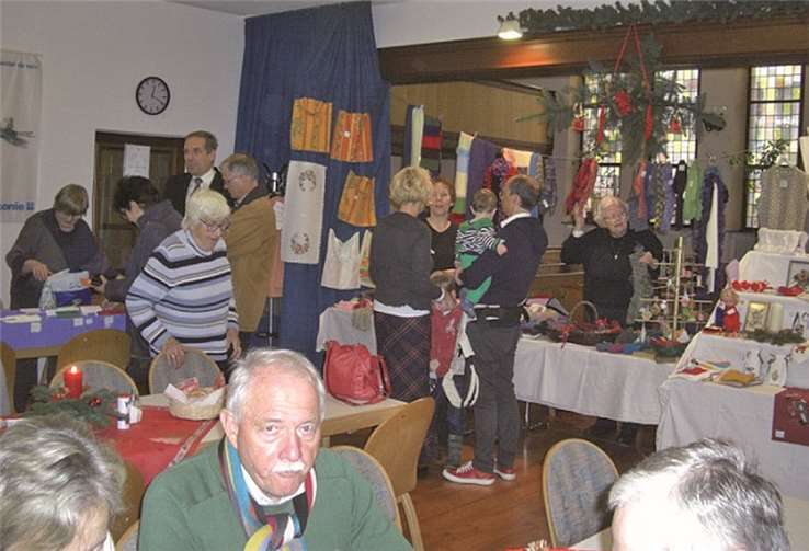 Die Gottesdienstbesucher und viele weitere Gäste erfreuten sich an den vielen gespendeten Kuchen und Torten und dem Basar des Handarbeitskreises. privat