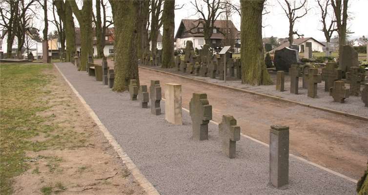 Die Grabkreuze-Allee des Plaidter Friedhofs in Pellenz.Privat