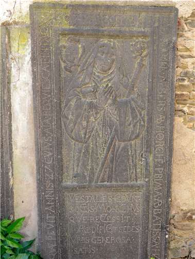 Die Grabmauer im Klosterhof.Foto: Thomas Willmes)