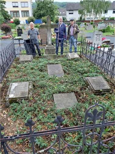 Die Grabplatten sind nun wieder freigelegt und lesbar.  Foto: Geschichtsverein Unkel e. V./Werner Geißler