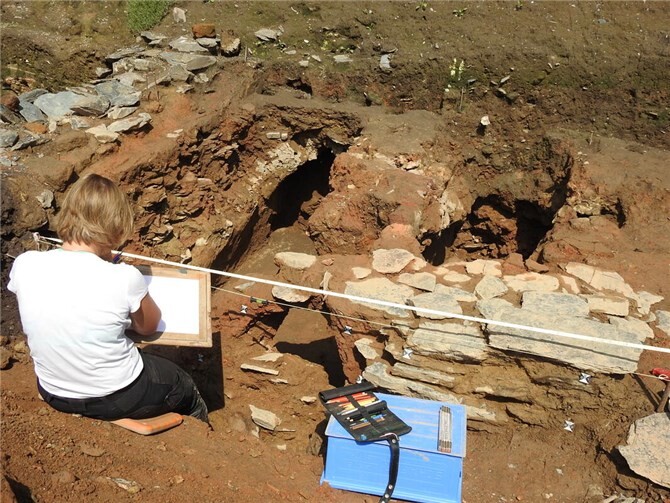Die Grabungsleiterin Stefanie Baumgarten-Mischuda dokumentiert alle Schritte. Foto: WAMFO