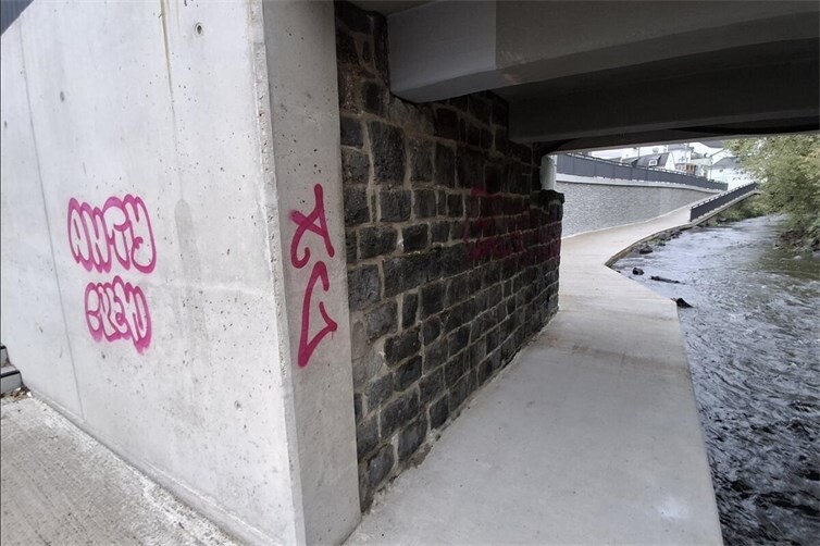 Die Graffiti hinterlassen Schäden an der neu gestalteten Uferanlage
