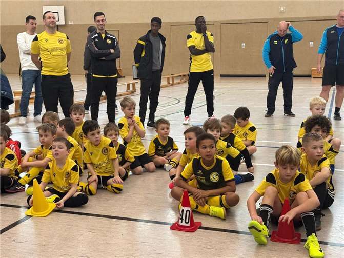 Die Grafschafter Bambinis mit ihren Trainern. Foto: privat