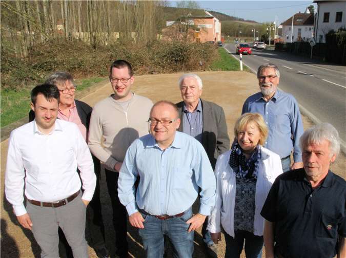 Die Grafschafter Christdemokraten in Lantershofen am Standort für die neuen Parkflächen für den Winzersaal.privat
