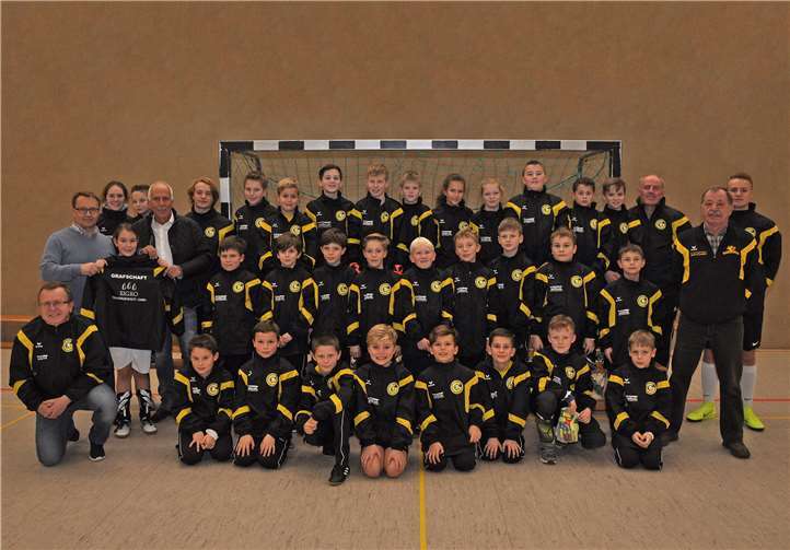 Die Grafschafter E-Jugendlichen mit ihren Trainern präsentieren ihre neue Regenjacken, mit dabei Sponsor Wilfried Eichen (4. von li, hintere Reihe). Foto: privat