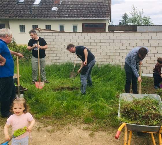 Die Grasnarben wurden entfernen und ein Loch gegraben.