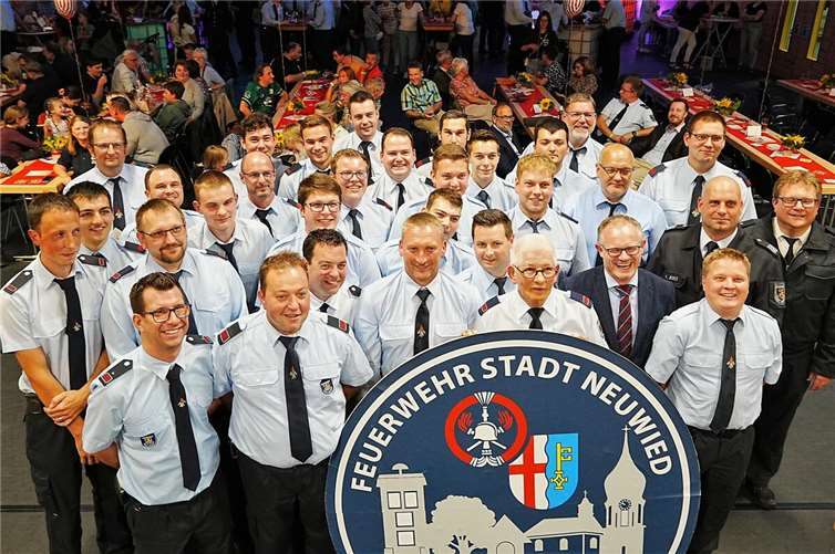 Die Gratulanten, Ehrengäste und Löschzugführer Manuel Hahn mit den 31 Kameraden/innen vor dem Jubiläumslogo. Fotos: FF