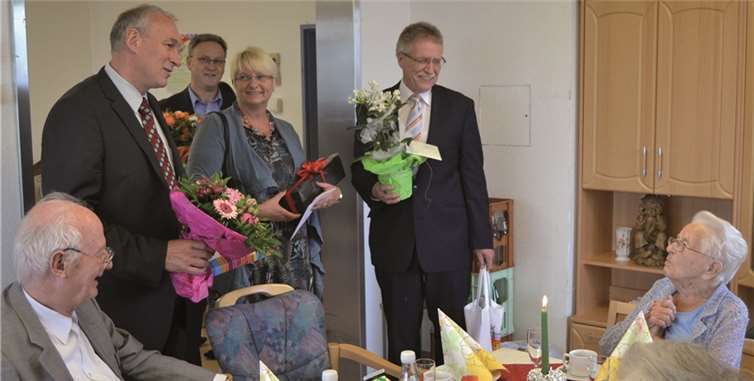 Die Gratulanten beim Überreichen der Geschenke.privat