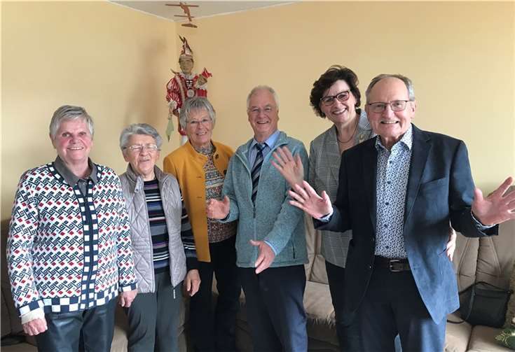 Die Gratulanten des Dreigestirns 1998/1999 und des AKG-Senats (von links: Karla Bauer, Maria Mies, Eva Uthoff, Kurt Pantenburg, Ingrid Derra und Reiner Bauer) versammelt unter der neuen „Prinz Kurt-Marionette“.  Foto: privat