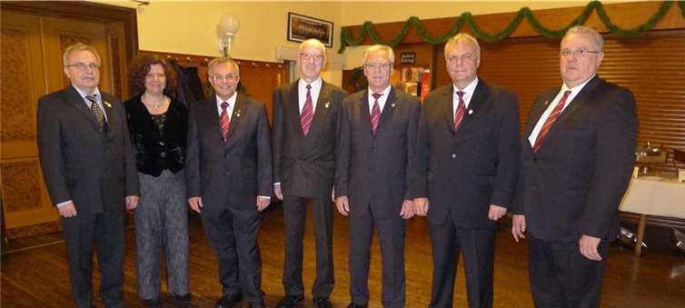 Die Gratulanten und Jubilare: V.l. Otto Lembke, Chorleiterin Andrea Ernst, Pastor Herbert Ritterrath, Walter Gemein, Jürgen Münch, Vorsitzender. Erwin Ritterrath und Stellvertretender Vorsitzender Heinz-Peter Bell.Privat