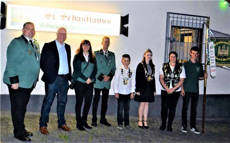 Die Gratulanten vor Ort (v.l.): Brudermeister Dietmar Hetger, OB Matthias Hetger, Stellv. Jungschützenmeisterin Ann-Kathrin Schäfer, Jungschützenmeister Sascha Schumacher, Bundesbambiniprinz Mathis Klasen (St. Seb. Hambuch), Diözesankönigin Chantale Theisen-Katluhn (St. Seb. Schützenbruderschaft Mayen) Bezirksjungschützenprinzessin Isabell Tullius (St. Hubertus Kaisersesch) und Samuel Klasen mir der Bezirksstandarte. Foto: TE
