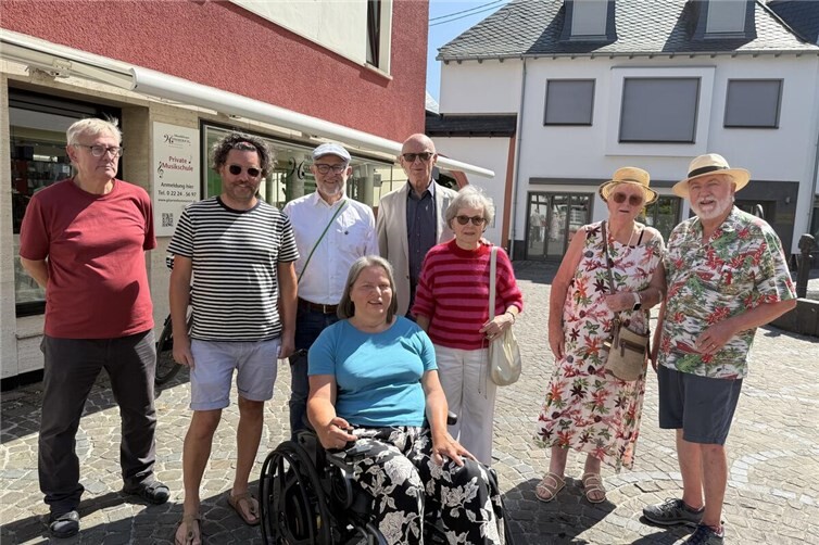 Die Gratulanten wünschen der Tauschbücherei viele weitere erfolgreiche Jahre. V.l.n.r.: Michael Peis, Daniel Schmitz, Alfons Mußhoff, Ruth Moenikes-Peis, Dr. Norbert Knoppik, Johanna Knoppik, Hannelore und Ignacio Campino