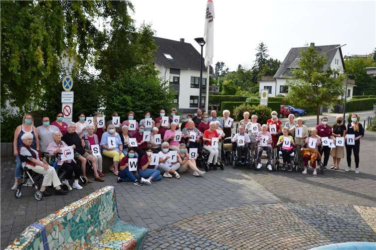 Die Gratulation zum 25-jährigen Jubiläum präsentierten die Bewohner und Mitarbeiter. Foto: AWO SZ Sterngarten