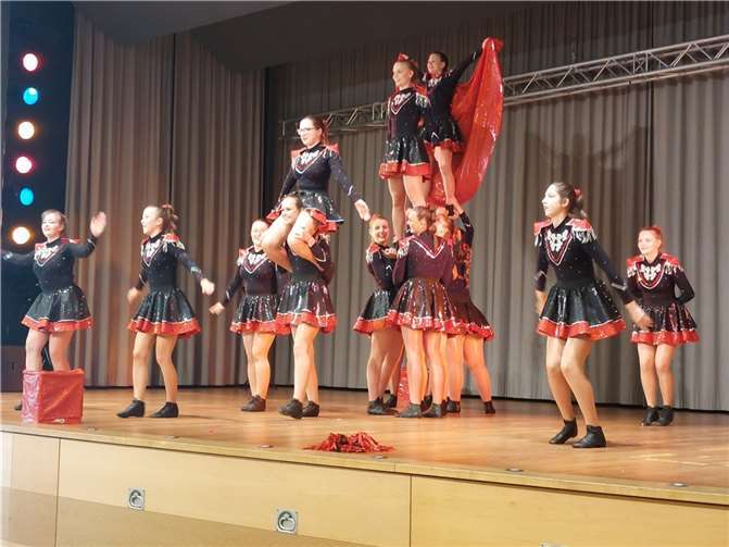 Die Grazy Dancers der DJK Ochtendung waren eine der vielen auftretenden Gruppen auf der großen Bühne der Kulturhalle.