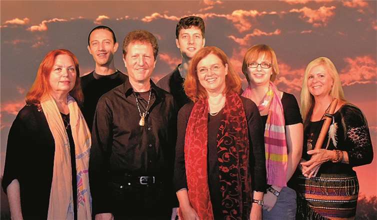 Die „Great Spirit Singers“ entführen ihre Hörer auf musikalische Weise in eine Welt voller Magie und Mystik. privat