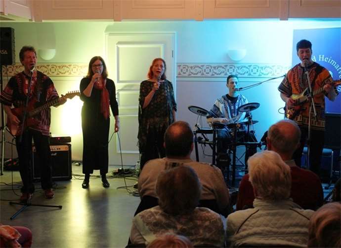 Die Great Spirit Singers mit (von links nach rechts) Herbert Moizisch, Dr. Ingrid Stamm-Kloft, Rosemarie, Baldur und Arman Moizisch beim Konzert in der ehemaligen Synagoge in Niederzissen.