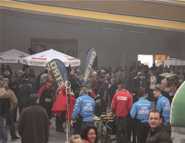 Die Grillaktion lockte zahlreiche Besucher ins Autohaus Fröhlich.  privat