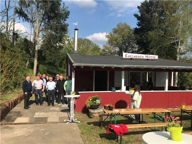 Die Grillhütte Niederberg oberhalb des Eselsbachs kann wieder gemietet werden. Der Ortsring und Eigenbetrieb Grünflächen- und Bestattungswesen haben für die Modernisierung eng zusammengearbeitet. Foto: Stadt Koblenz/Groß