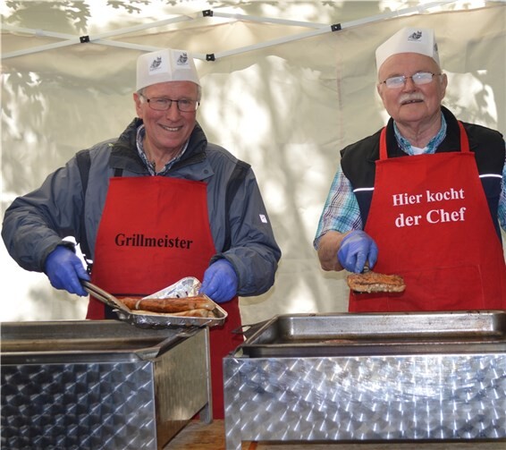 Die Grillmeister Karl Wolf und Heinz Langen waren in ihrem Element.