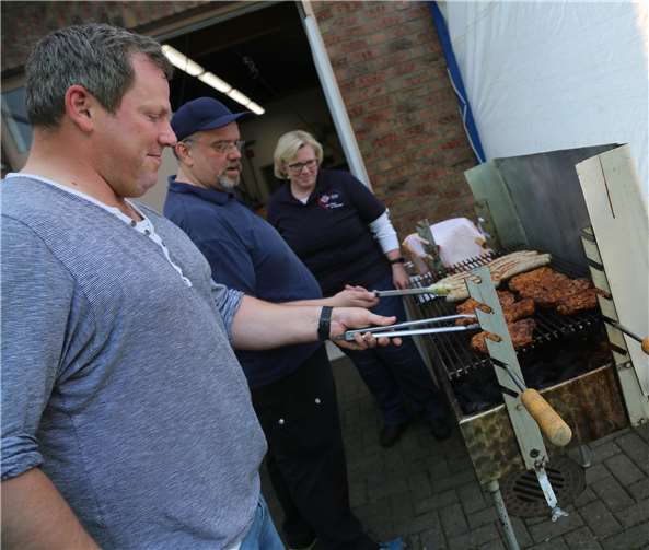 Die Grillmeister hatten viele Würstchen und Steaks auf dem Grill.Fotos: StF