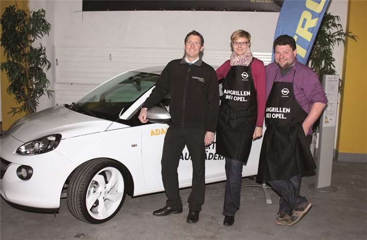 Die Grillteams wurden mit passenden Schürzen ausgestattet.