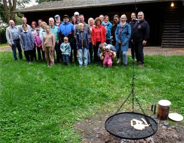 Herbstliche Tour durch die Heimat Die Grillwürste lagen schon bereit als die Wandergruppe der DJK Mayen zur Monrealer Grillhütte zurückkehrte. Foto: Axel Holz