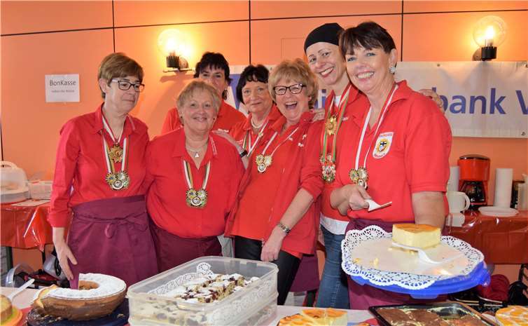 Die Gro-Rhei-Ka Damen am Kuchenbüfett.