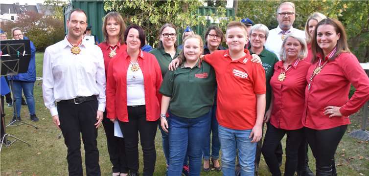 Die Gro-Rhei-Ka Prinzengarde und die Stadtsoldaten Rheinbach freuen sich mit dem neuen Kinderprinzenpaar auf die Karnevalssession.Fotos: EICH