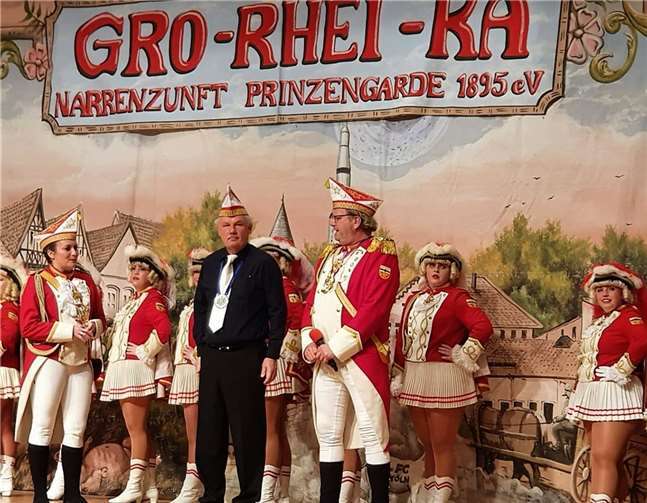 Die Gro-Rhei-Ka bedankt sich für 21 Jahre guter Zusammenarbeit bei Stefan Raetz. (v.l. Astrid Fassbender, Stefan Raetz, Lars Klier Kommandant)