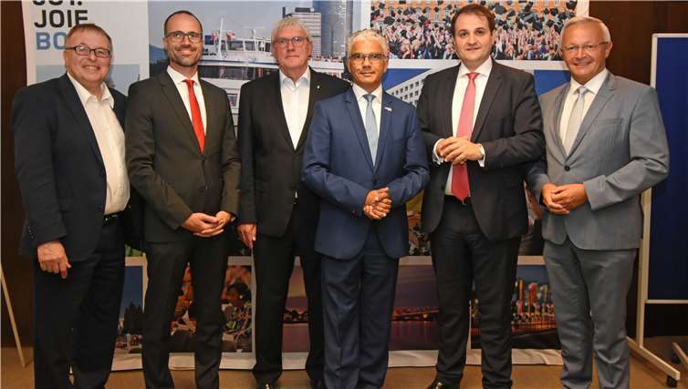 Die Große Arbeitsgruppe Bonn/Berlin (v.l.): Landrat Joachim Pföhler (Kreis Ahrweiler), Clemens Hoch (Staatskanzlei RLP), Landrat Sebastian Schuster (Rhein-Sieg-Kreis), Oberbürgermeister Ashok Sridharan, Nathanael Liminski (Staatskanzlei NRW) und Achim Hallerbach (Kreis Neuwied). Foto: Sascha Engst/Bundesstadt Bonn