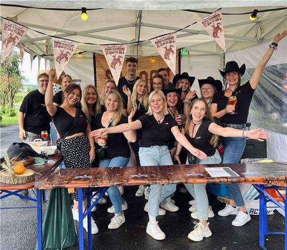 Die Große Garde bediente in der Sektbar.  Foto: privat