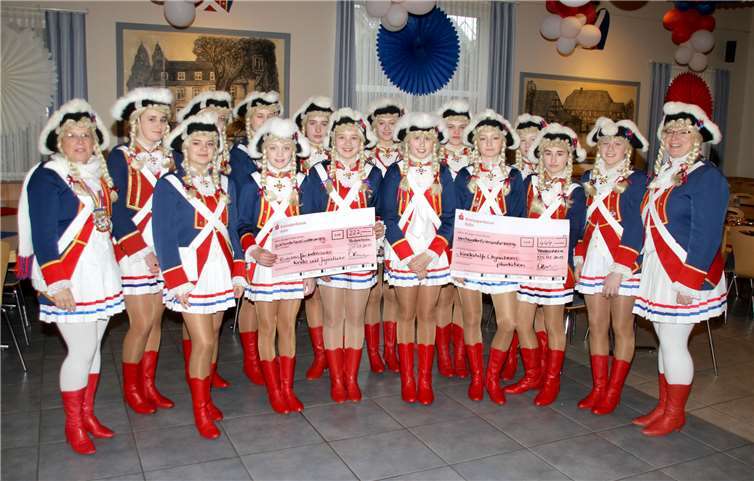 Die Große Mädchen-Tanzgruppe bei der Spendenübergabe.Foto: Stefan Hammerschlag